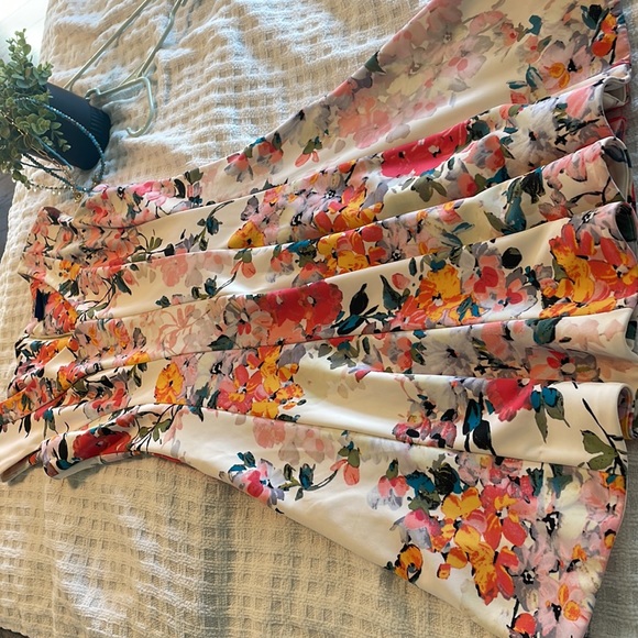 Just Taylor Women’s Floral Dress with pockets - Picture 3 of 9